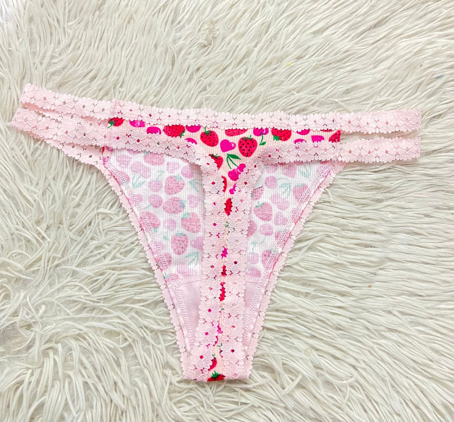 Panti PINK Original, rosado con estampado de fresas y cerezas en encaje, tanga.