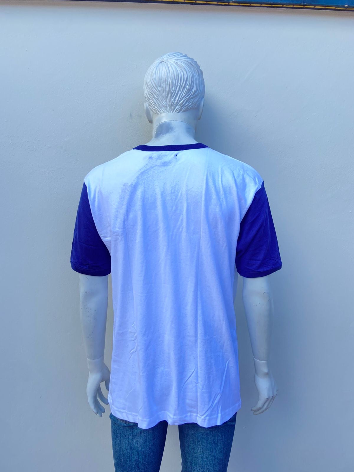 T-shirt blanco con mangas y cuello azul marino y letras negras al frente DESIGN STUDIO 1-800-Talk-Nice