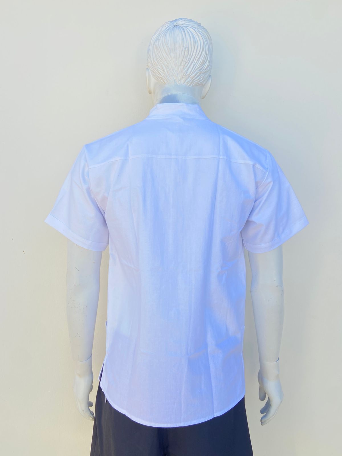 Camisa ARTESANO SOUL original, blanca con bordado en hilo negro, cuello mandarín.