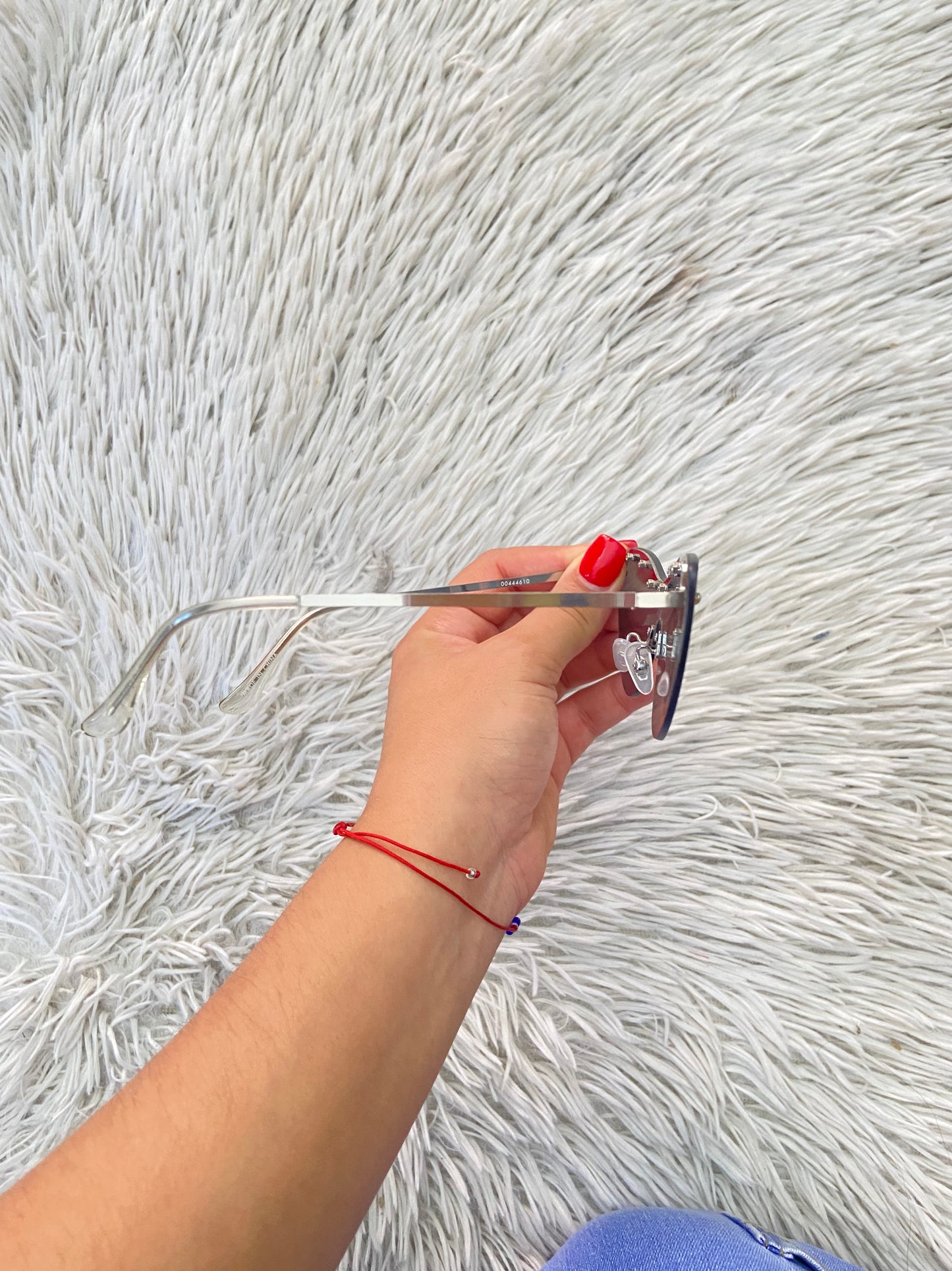 Lentes diseñados con protección UV 100-400 para proteger tu visión. Micas en dorado/beige y detalle de piedras plateado arriba.