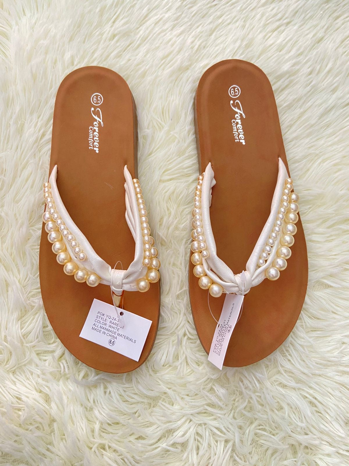Sandalias FOREVER COMFORT original, marrón con blanco y perlas.