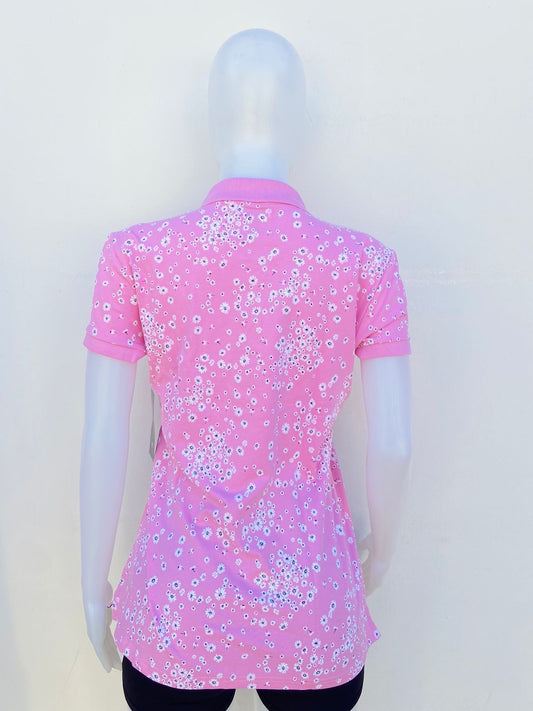 Polocher U.S POLO ASSN Original, rosado con estampado de flores blancas y logo pequeño de la marca en color azul al frente
