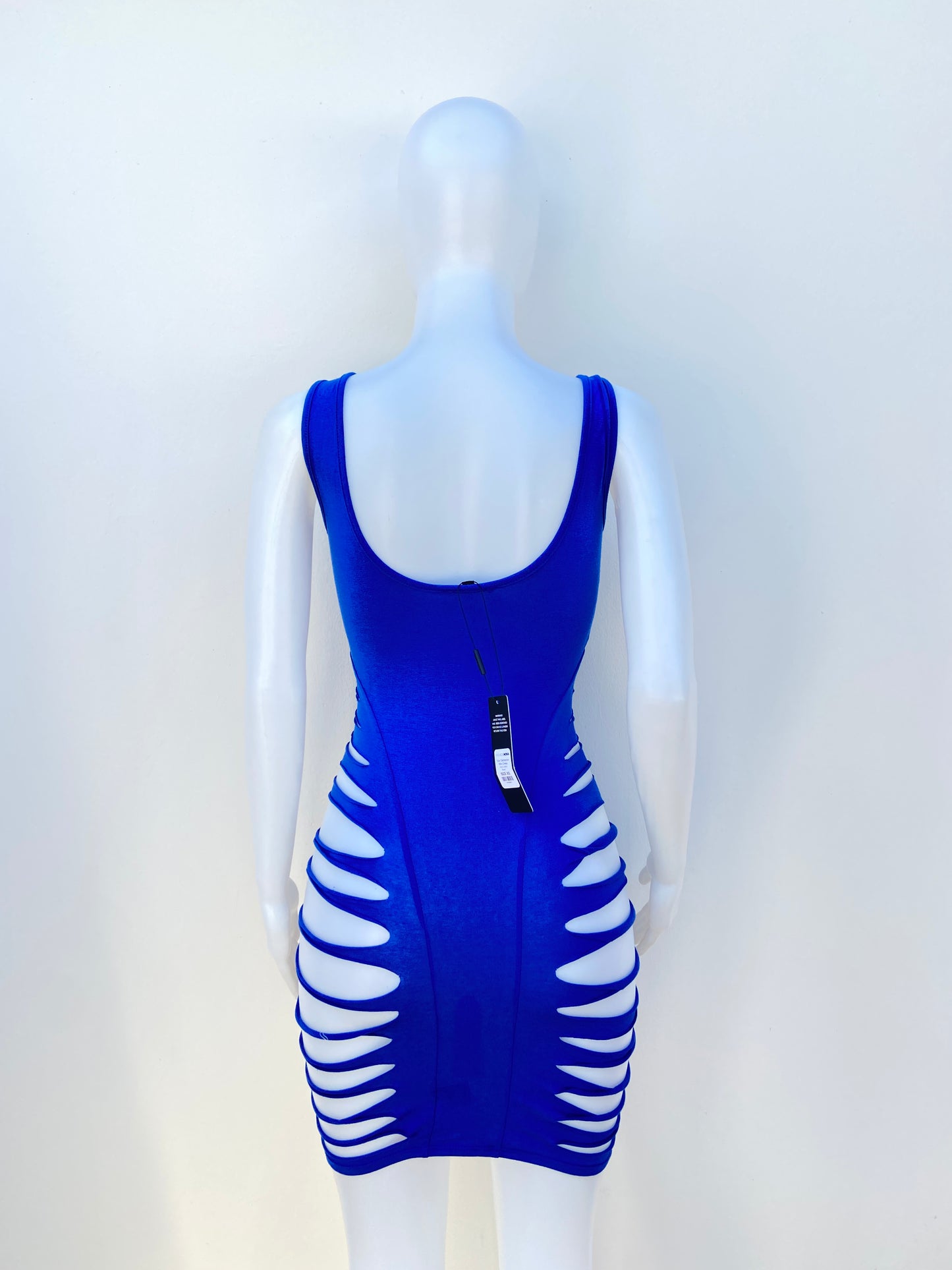 Vestido Fashion Nova original azul royal con abiertos en los lados.