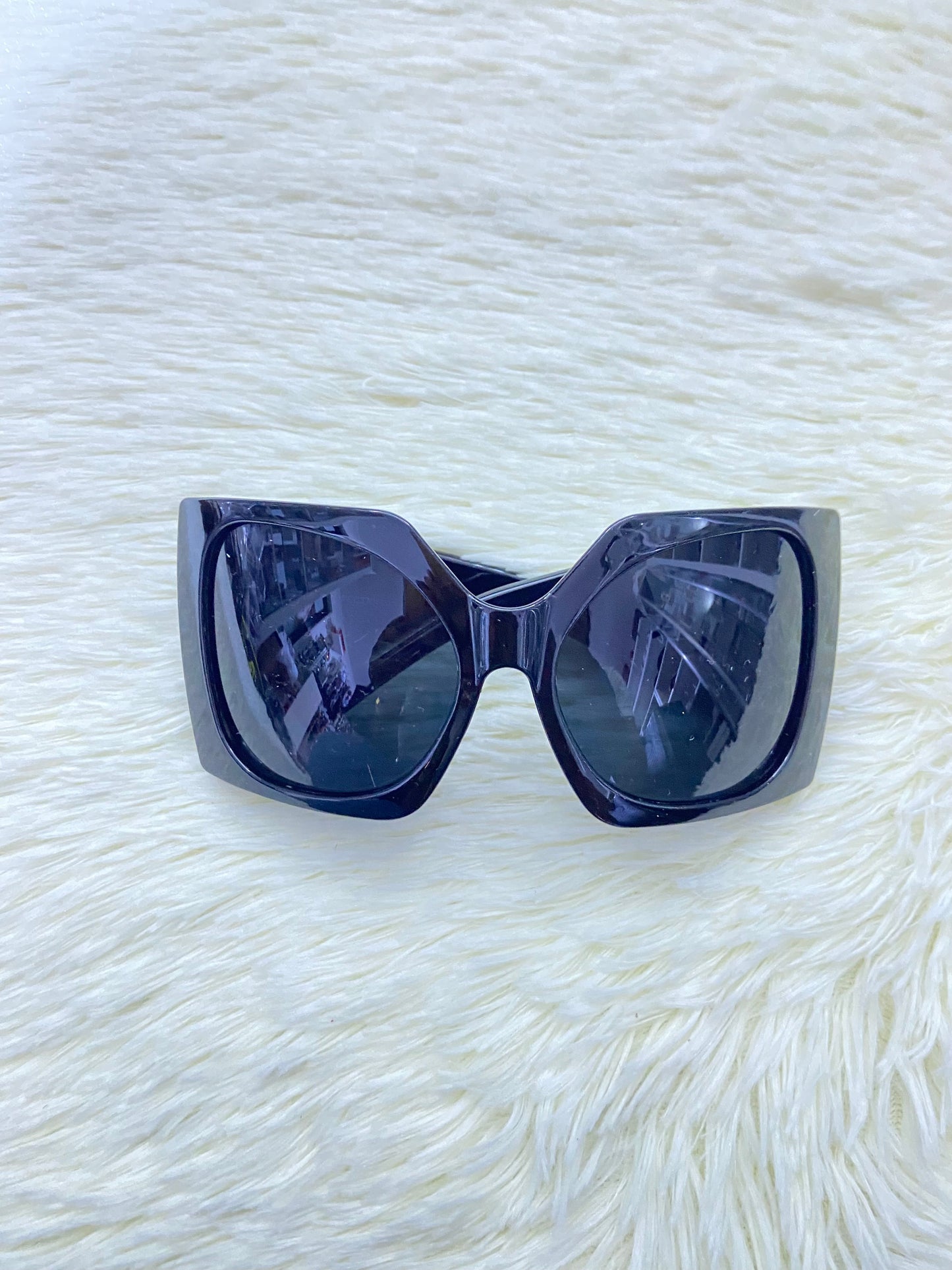 Lentes, negros liso con montura ancha.