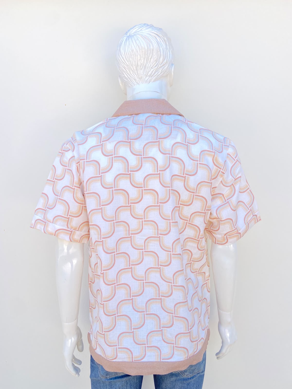 Camisa MALIBU BY DRILL CLOTHING CO. original, en color beige con marron, estampado de cuadros, cuello en color Marron.