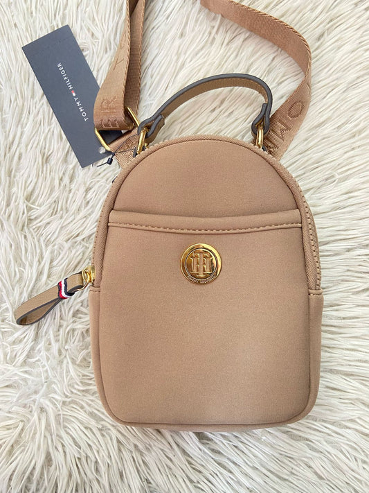 Cartera / bulto crossbody Tommy Hilfiger Original, color marron claro con detalles dorado y placa de la marca al frente
