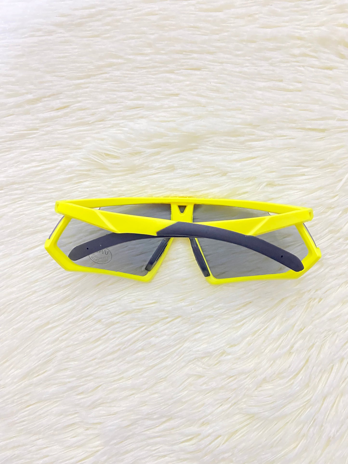 Lentes, negro con montura en color amarillo, con protección UV 400.