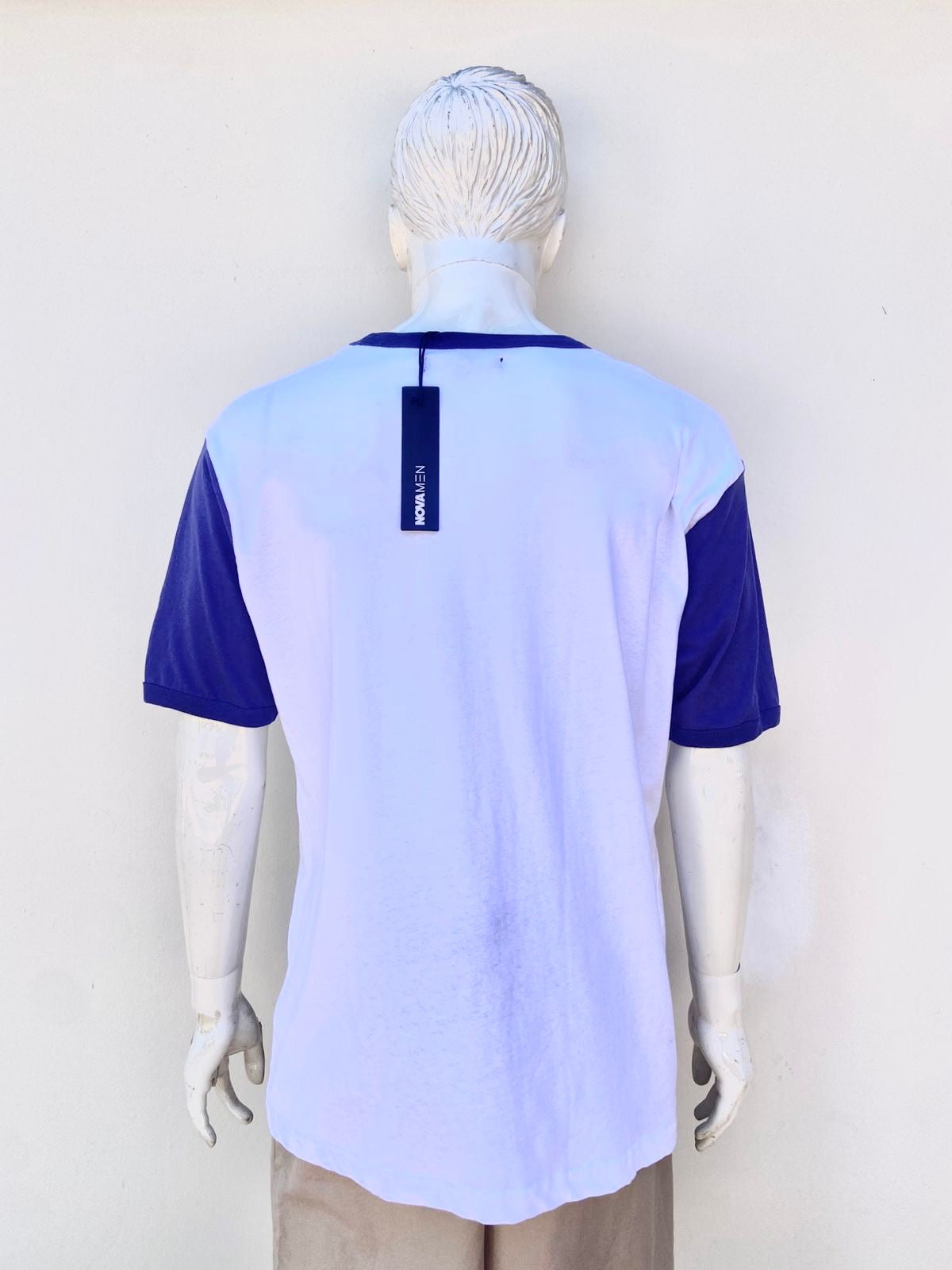 T-shirt blanco con mangas y cuello azul marino y letras negras al frente DESIGN STUDIO 1-800-Talk-Nice