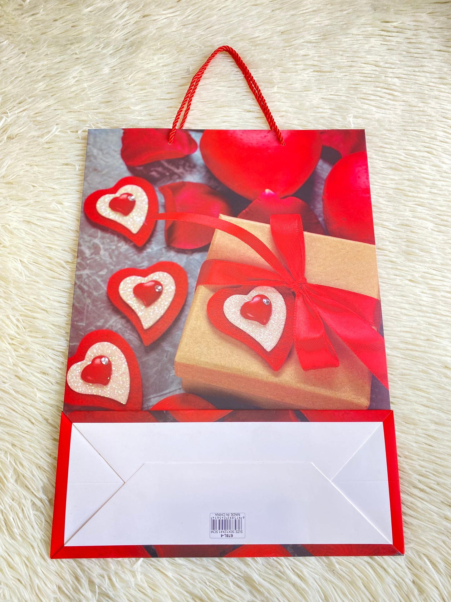 Shopping rojo con caja de regalo en el centro y corazones rojos brillantes. GRANDE