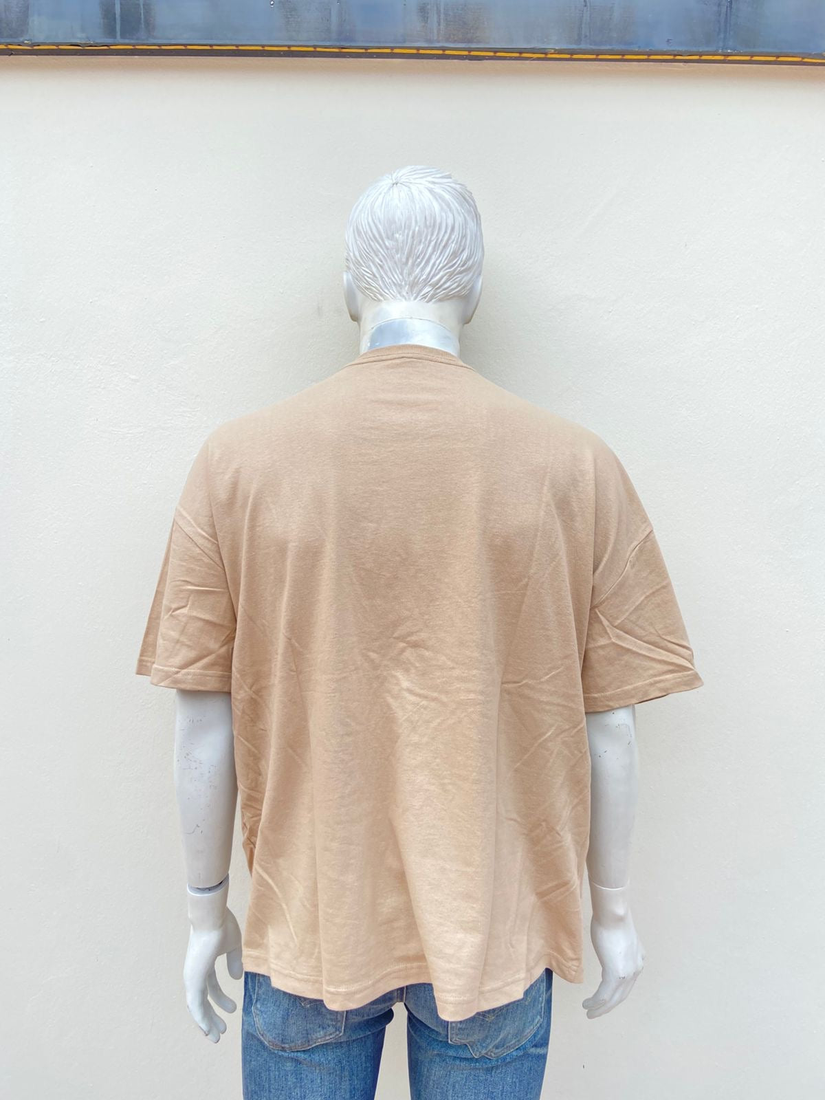 T-shirt crema con letra pequeña en color rojo y negro CHICAGO BASKETBALL