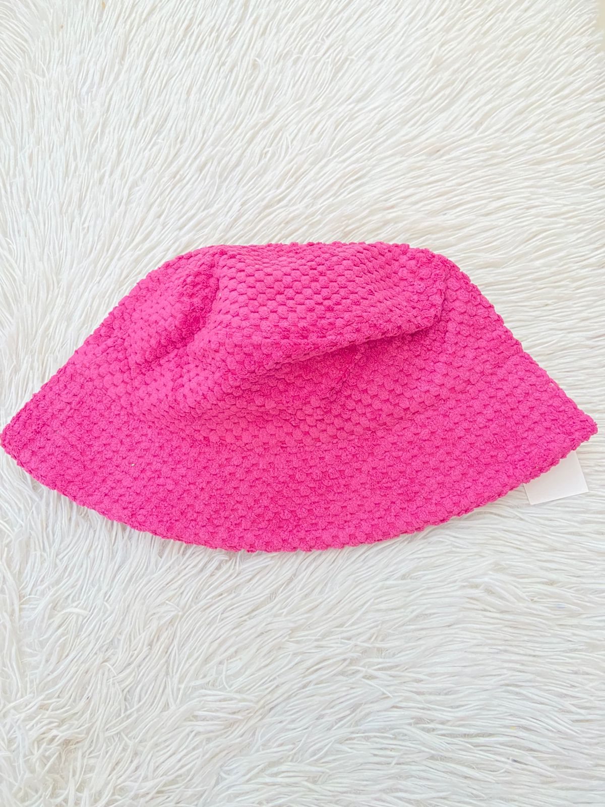 Gorro, rosado/ morado en tela de terciopelo con bordado de bolitas.