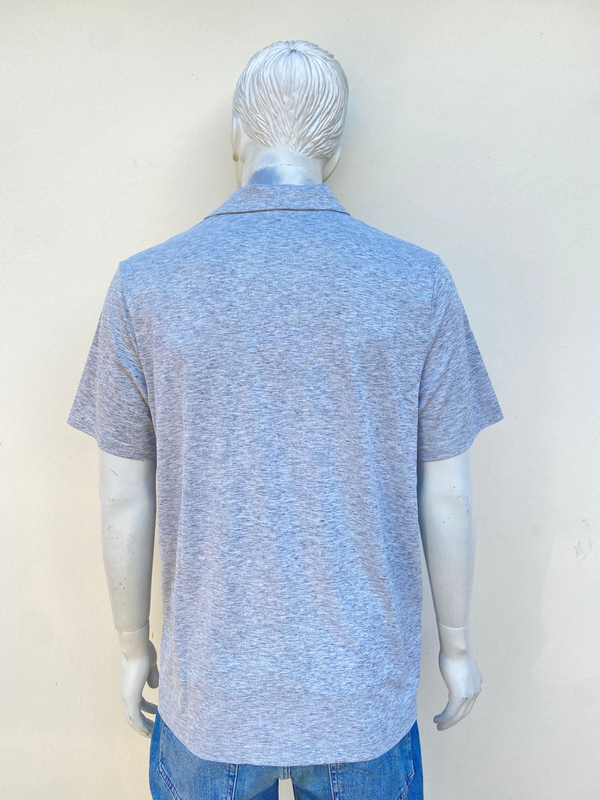 Polocher PUMA Original, en color gris con logotipo de la marca al frente en color negro.