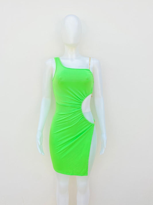 Vestido Fashion Nova verde con abierto en un lado y cadena dorada. Tela stretch.