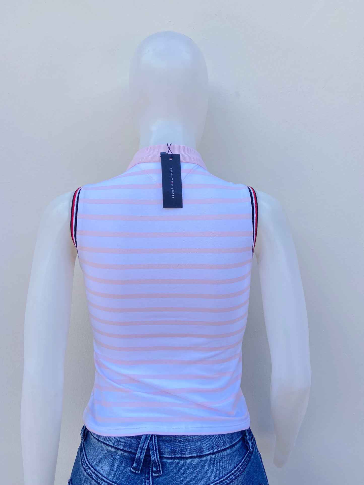 Polocher/ Top Tommy Hilfiger original rosado claro, con rayas en color blanco y líneas rojo, blanco y azul en las mangas.