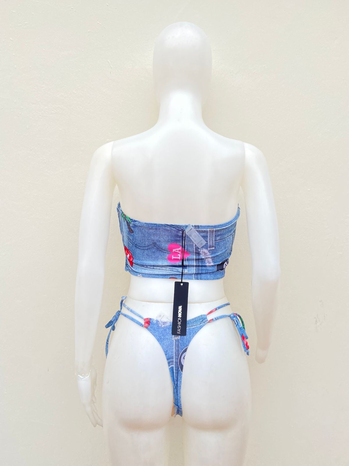 Biquini, azul jean con estampado de dados, besos y palmeras.