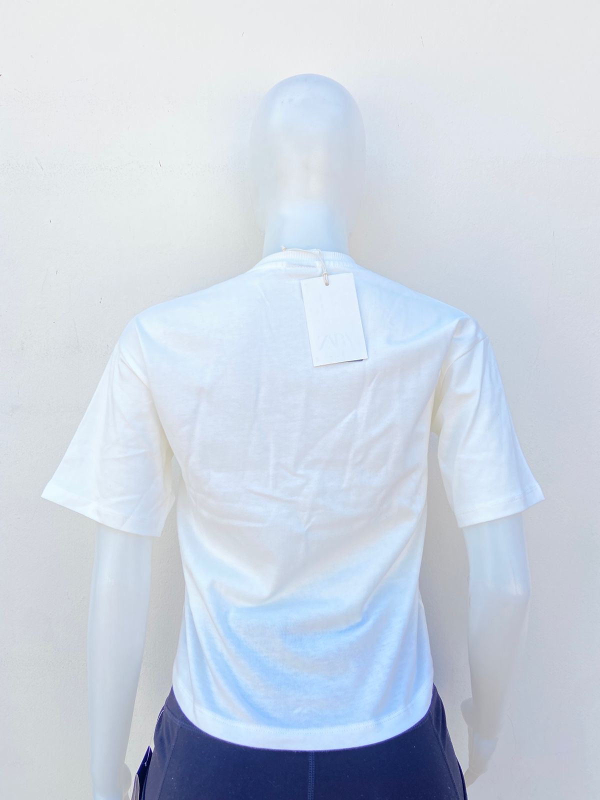 T-Shirt ZARA Original con diseño de mora y letra grande en color rojo VACAY MOOD y mas al frente.