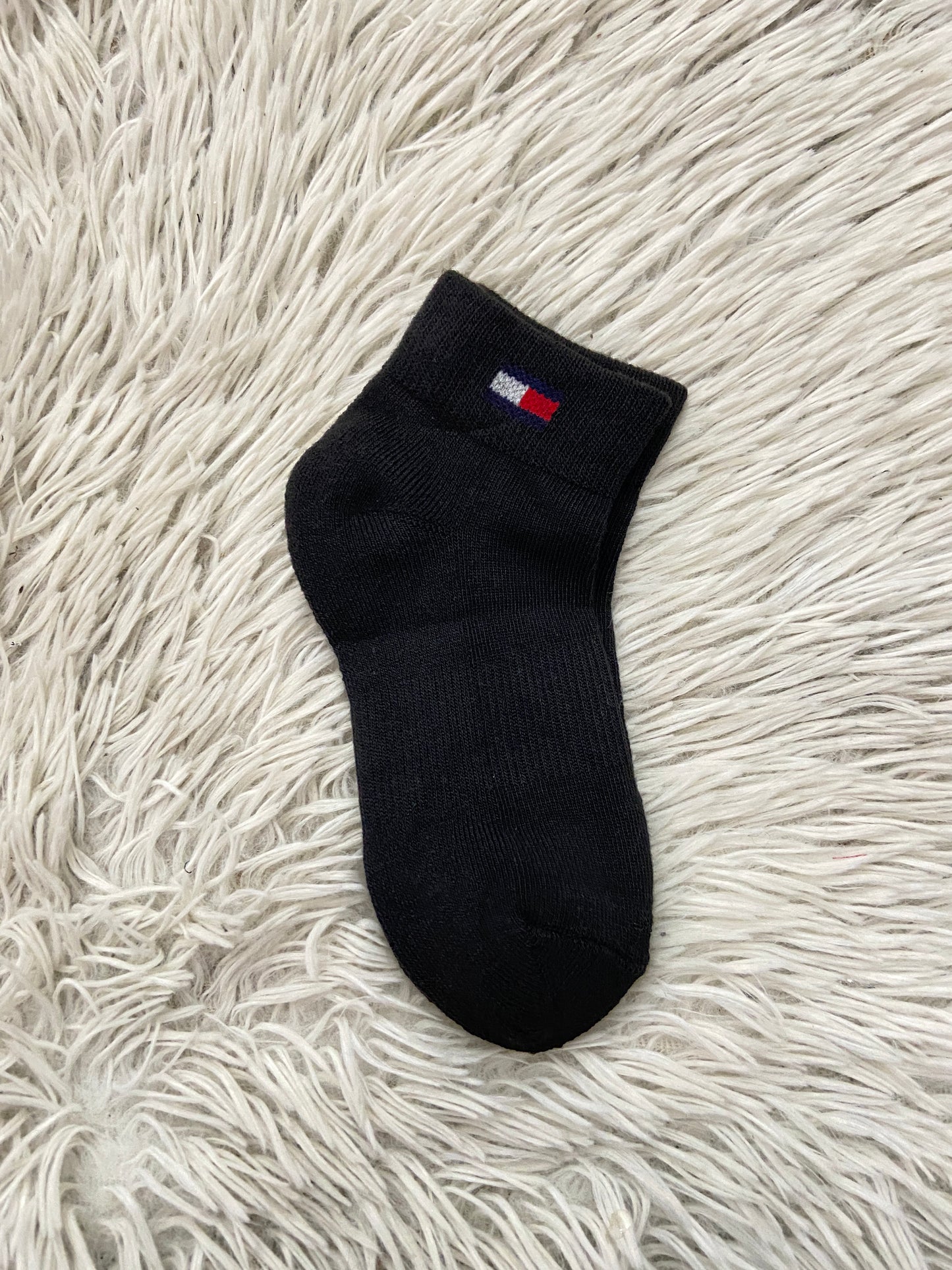 Medias Tommy Hilfiger original negra con pequeño logotipo al lado