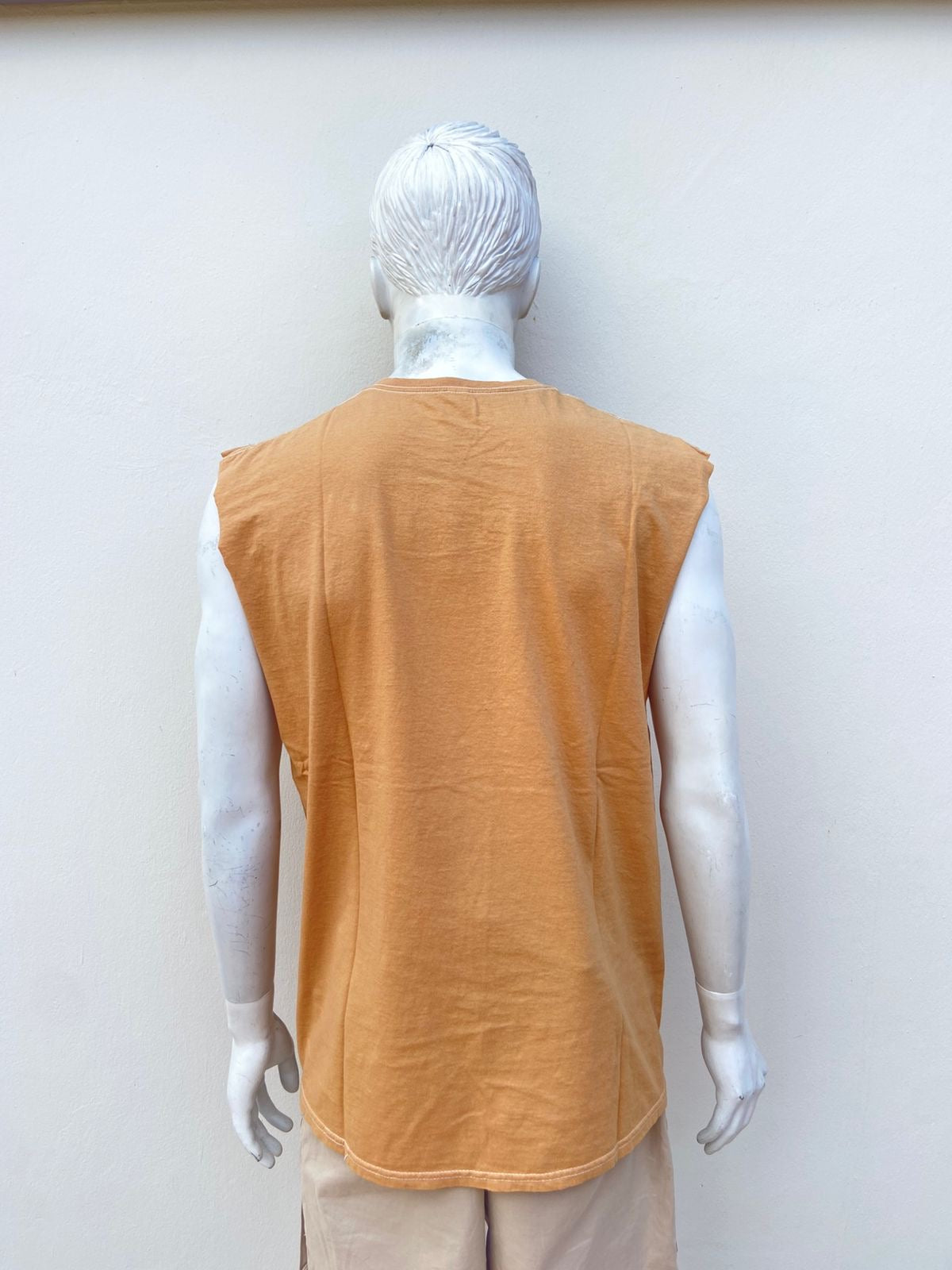 Franela LIFE CLOTHING CO. Original, en color mostaza con una lata de cerveza y el texto Bud this Bud’s for you.