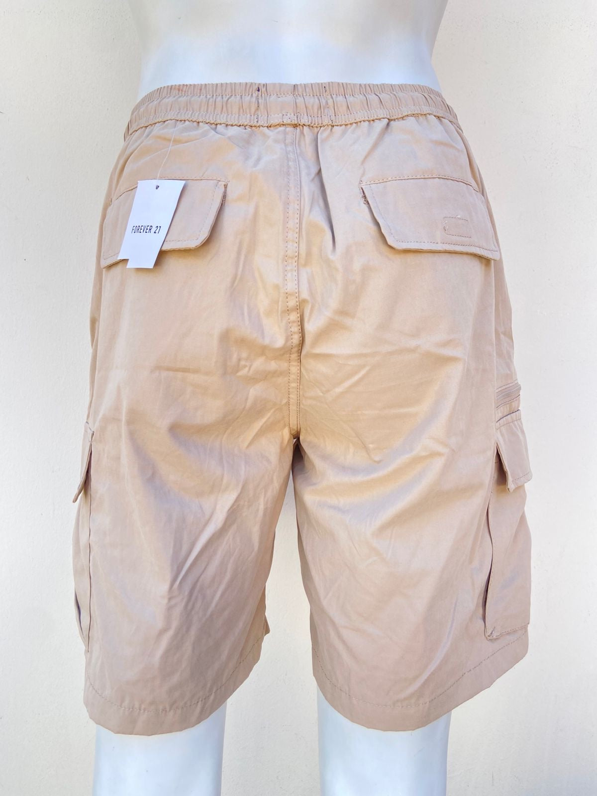 Bermuda Forever 21 Original en color creme con bolsillos en los lados siper y lazos ajustables