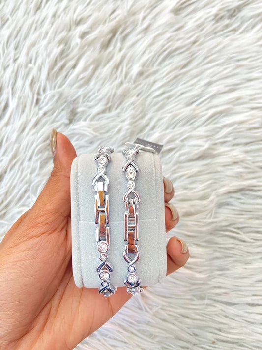 Set ARMITRON original de reloj y pulsera en color plateado ( silver ) y detalles de diamantes al rededor.