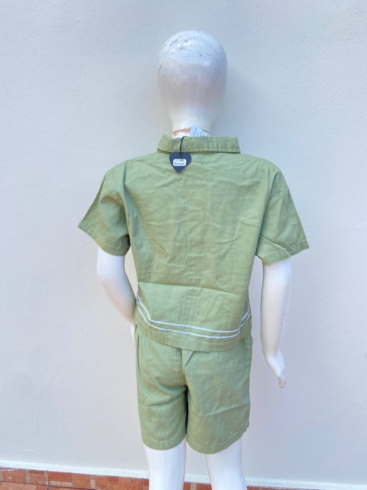 Conjunto para niñas, verde oliva, de short y camisa y bordado en hilo blanco.