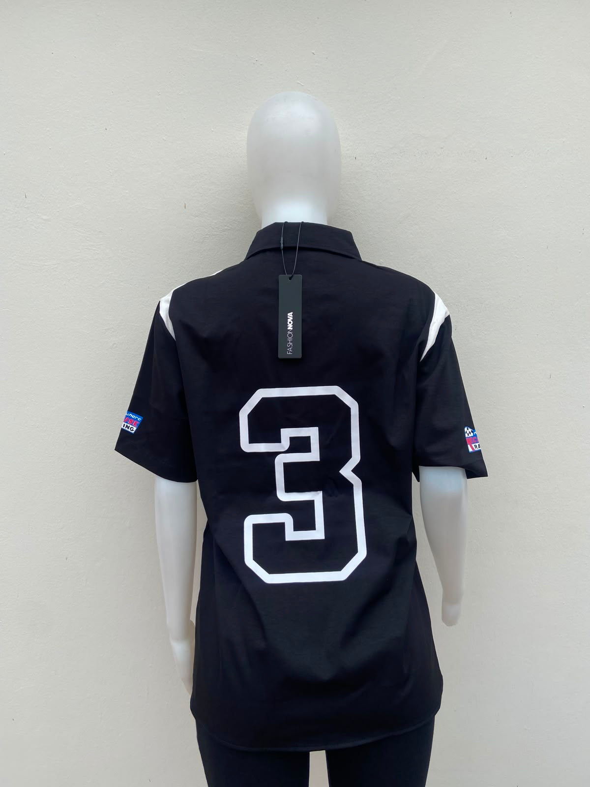 Camisa negra con estampados inspirados en carreras número 06 al frente y 3 atrás