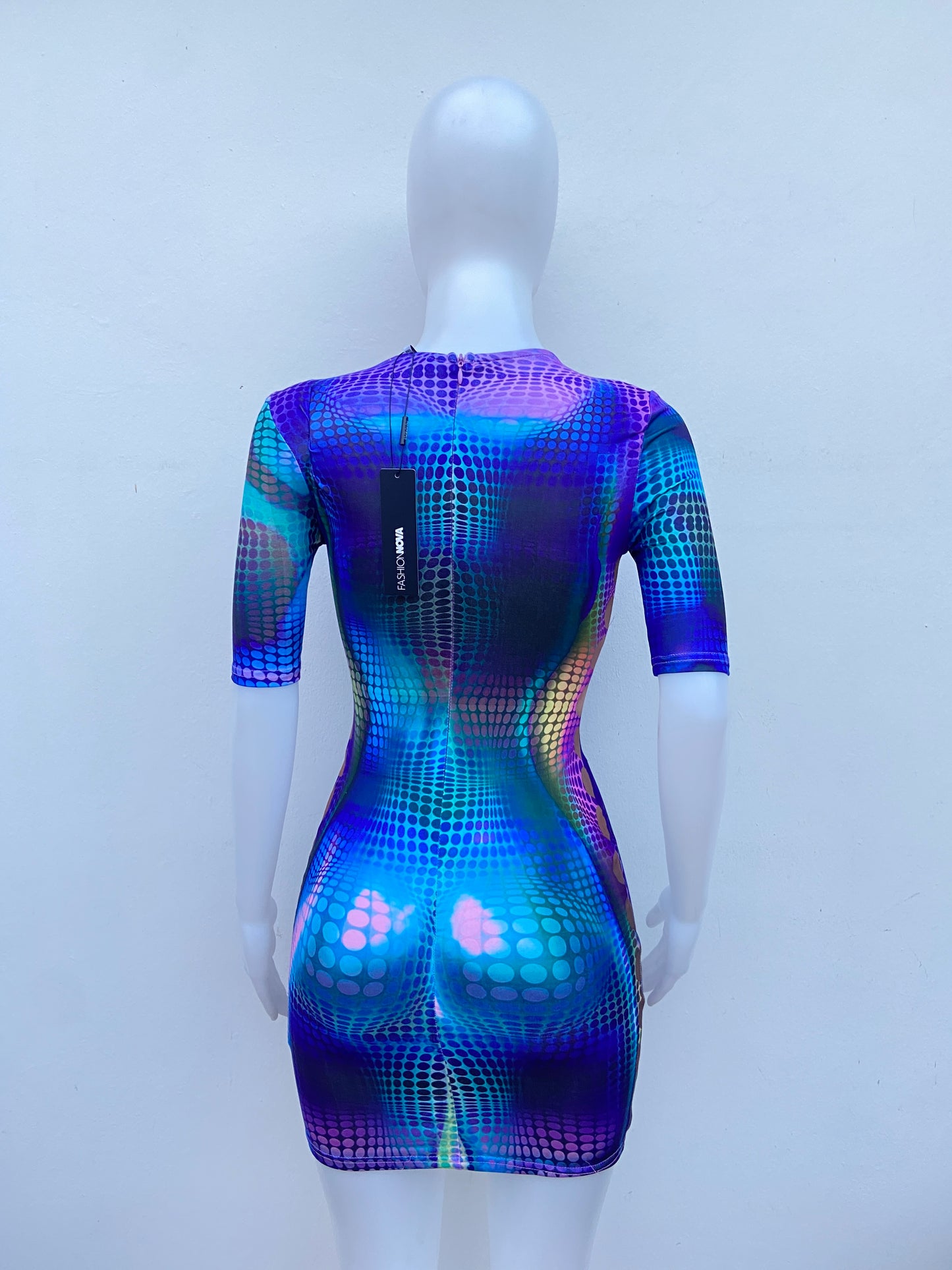 Vestido morado, con azul marino y estampado con bolas.