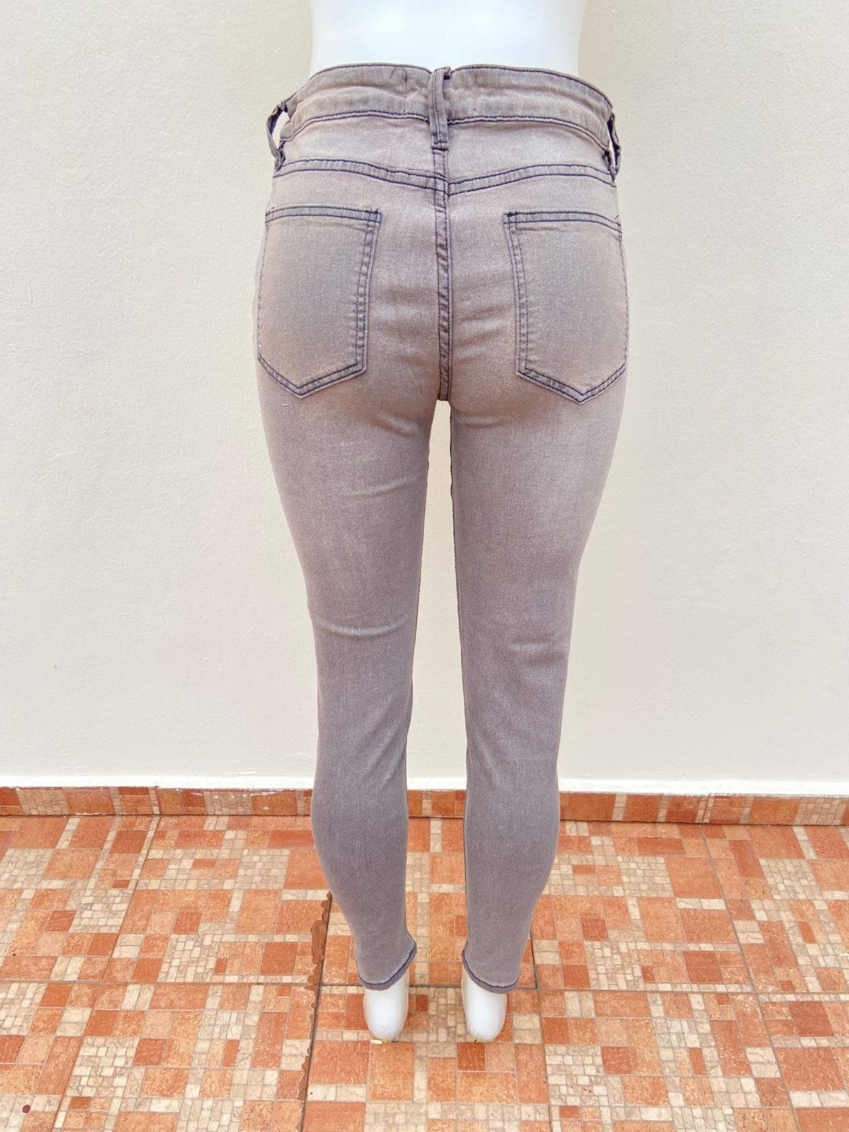 Pantalón Jean, gris claro liso, con costura en hilo negro, SKINNY JEANS.