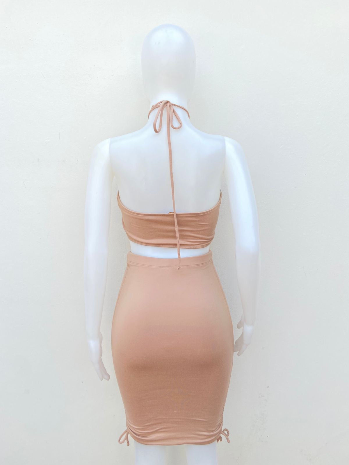 Conjunto Story on original, crema de dos piezas lisas con elástico en los lados.