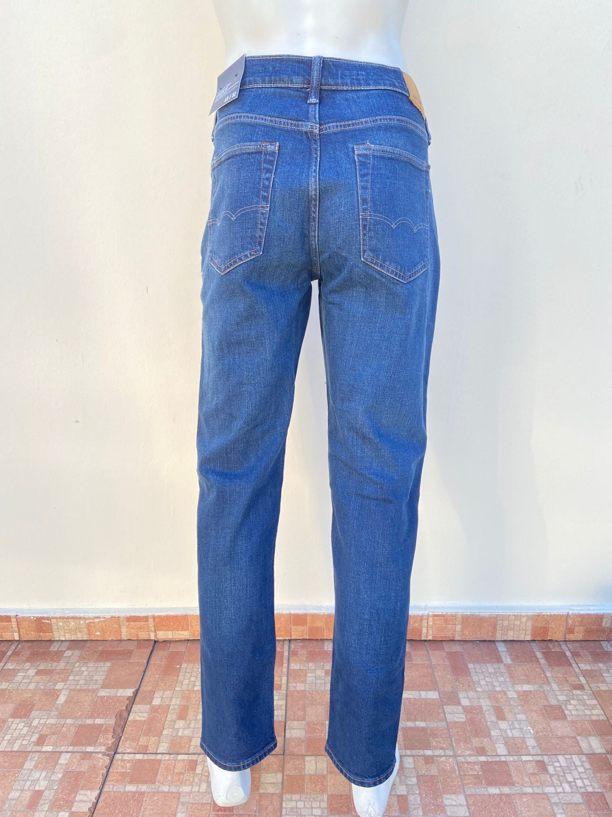 Pantalon jean AMERICAN EAGLE Original, en color azul oscuro liso Airflex ATHLETIC FIT.