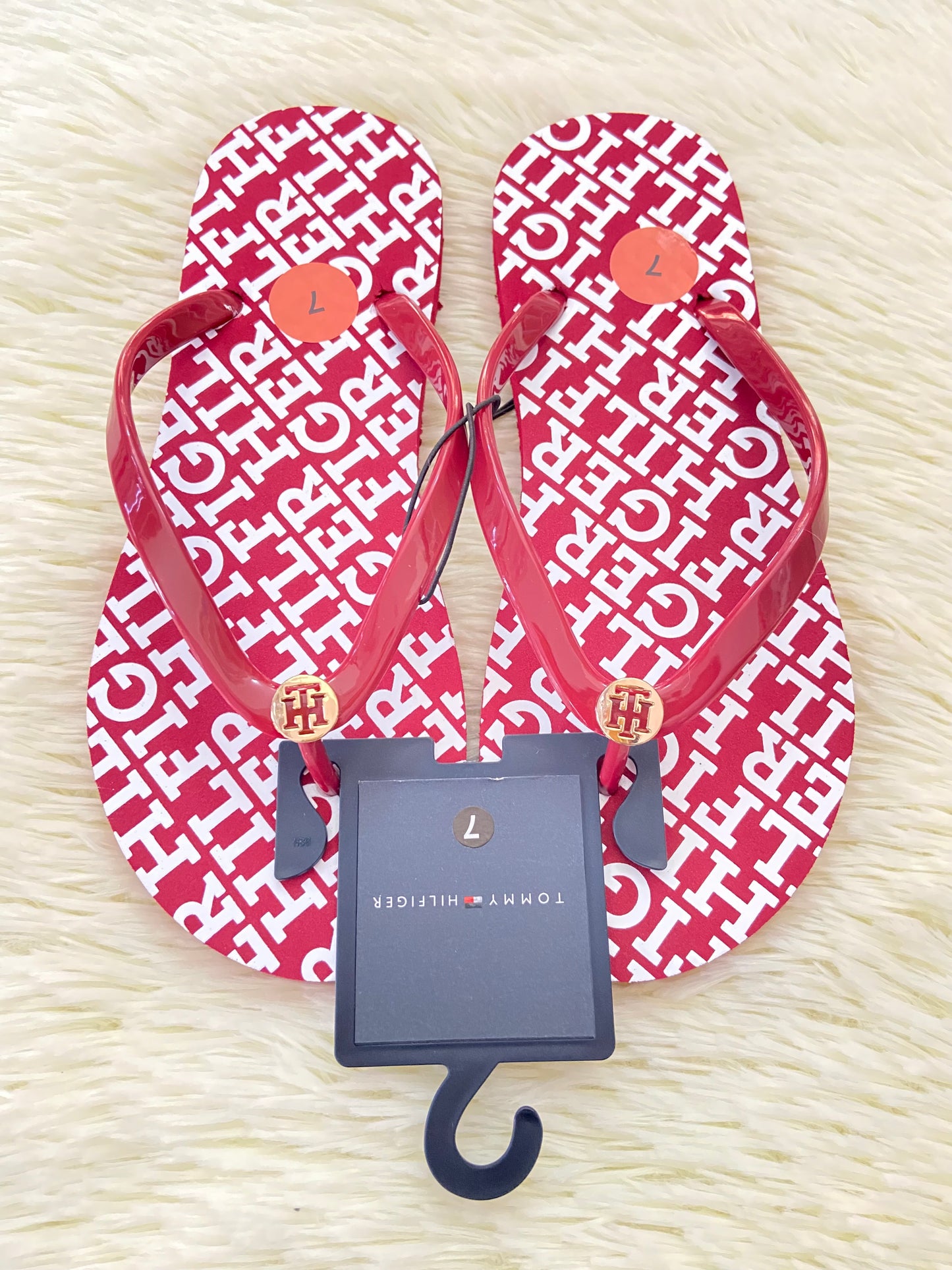Sandalias TOMMY HILFIGER original, rojo vino con letras HILFIGER en blanco y placa dorada en frente.