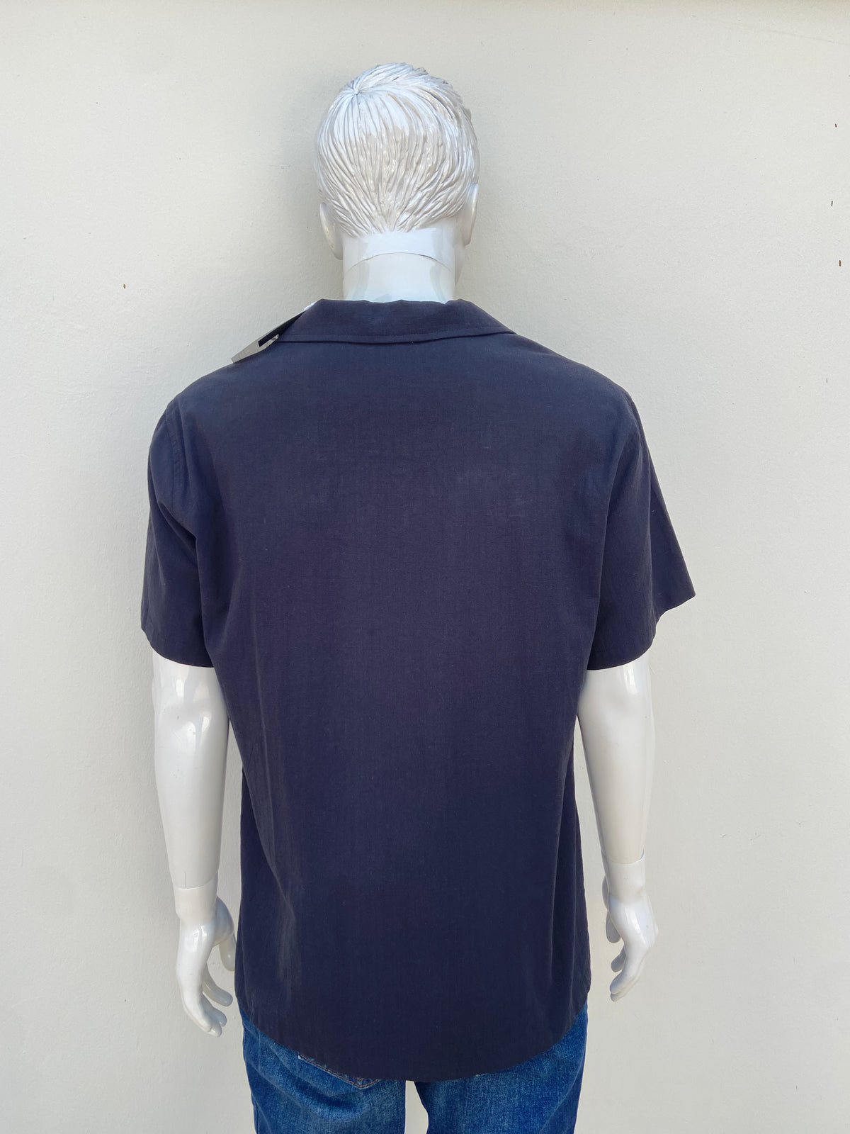 Camisa 70% algodon 30% lino RUNCATI original, negra lisa, con botones en color negro.