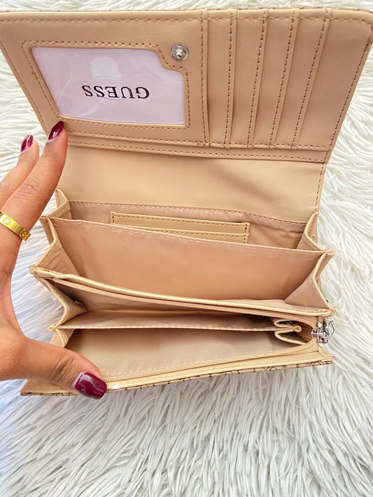 Monedero GUESS original, rosado claro con blanco y letras G de estampado.