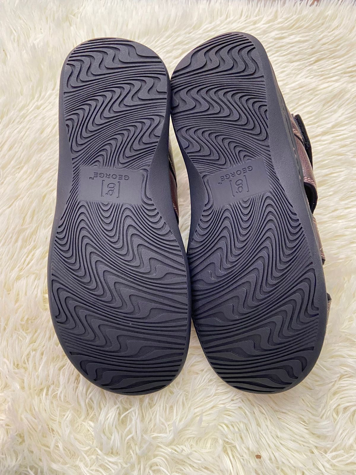 Sandalias GEORGE original, marrón con costura en hilo marrón y suelas negras. Excelente para caminar