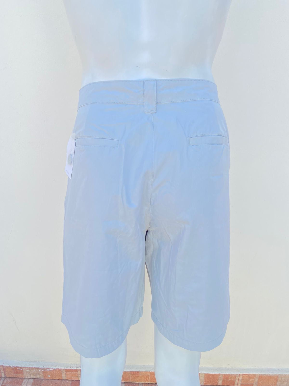 Bermuda Forever 21 original gris claro con un detalle de un sol, en la parte de abajo.