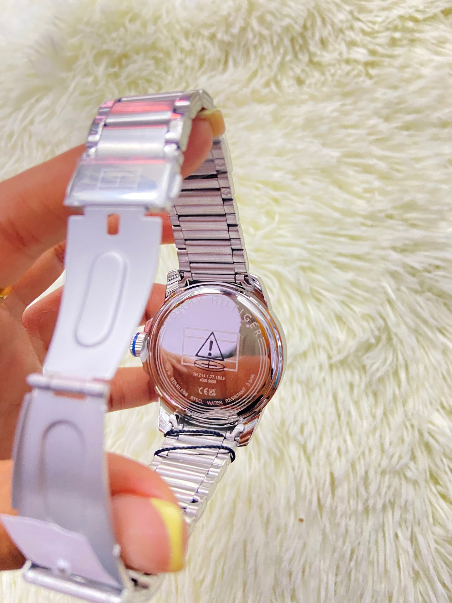 Reloj TOMMY HILFIGER original, cara 46mm plateado con fondo en color blanco con azul y manecillas en color blanco.