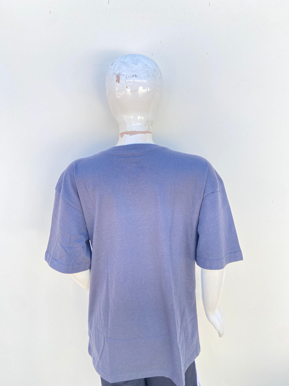 T-shirt, en color gris con letras BRUH ITS MY BIRTHDAY en azul.