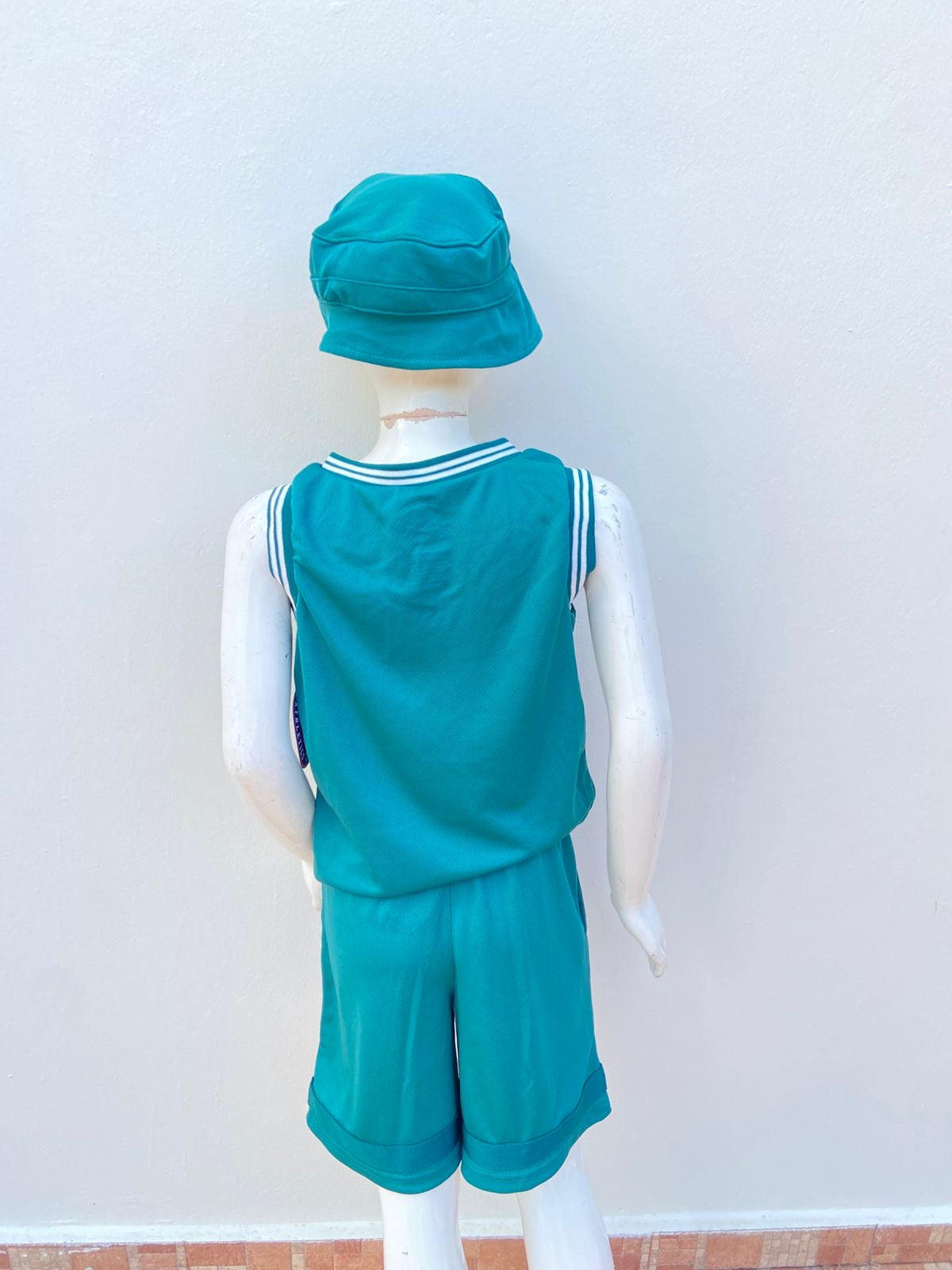 Conjunto CHILLI POP original, verde oscuro con letras LEGENDS FOREVER 33, de Bermuda, franela y gorro.