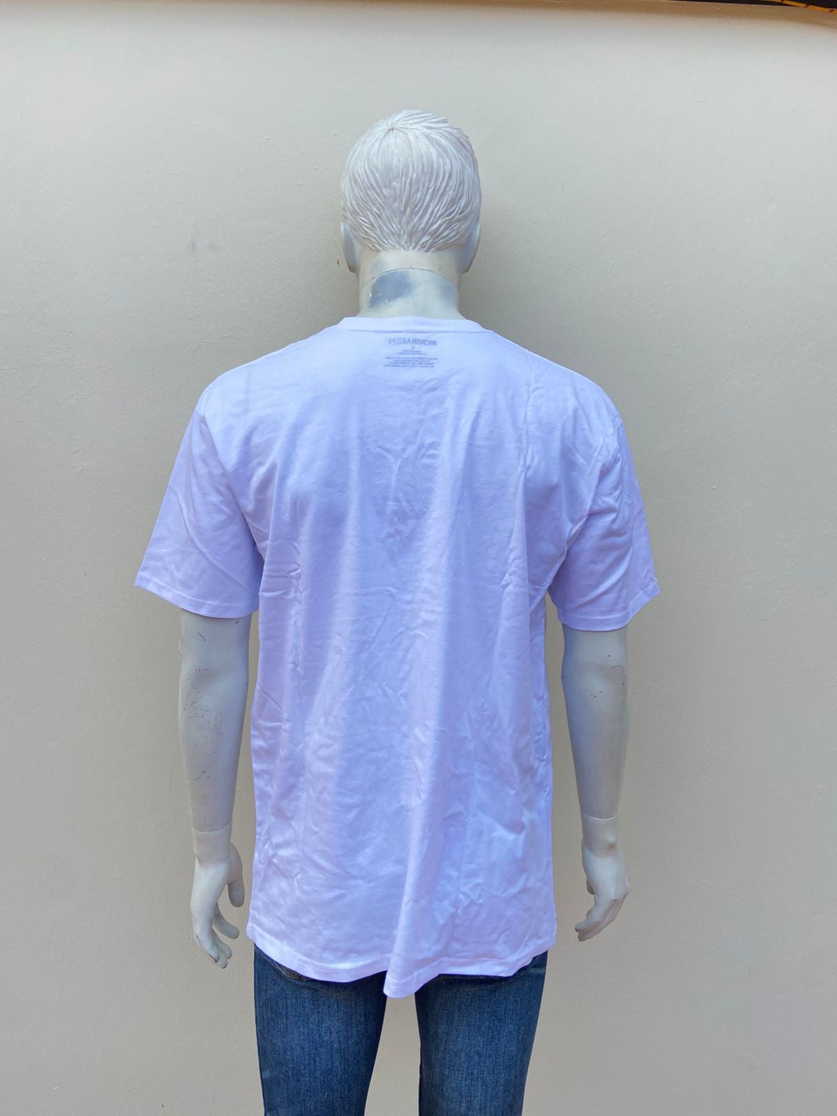 T-shirt blanco con letras grande al frente en color negro LOS ANGELES y mas letras pequeñas