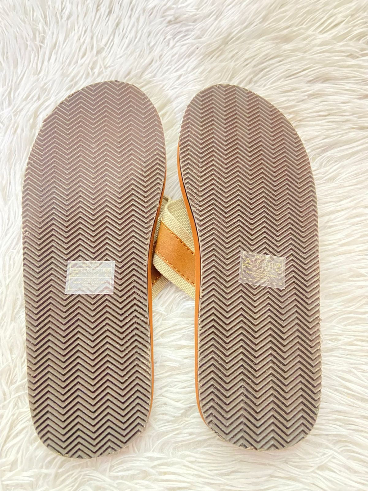 Sandalias Nautica Original en color marron con detalle beige ( crema) al frente y letra nautica al frente y en el interior.