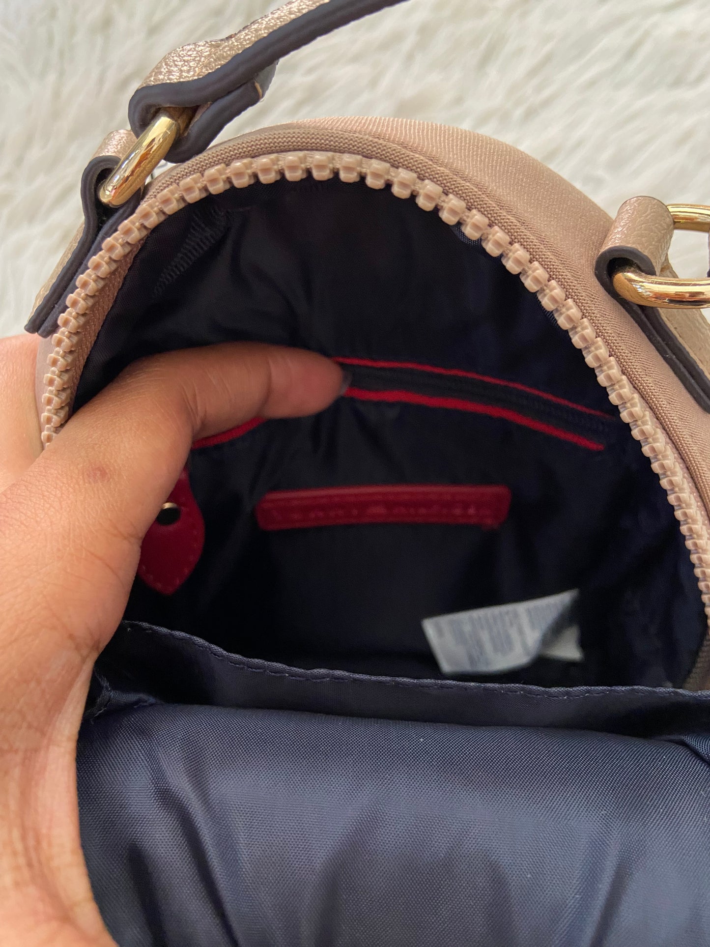 Cartera / bulto crossbody Tommy Hilfiger Original, color marron claro con detalles dorado y placa de la marca al frente