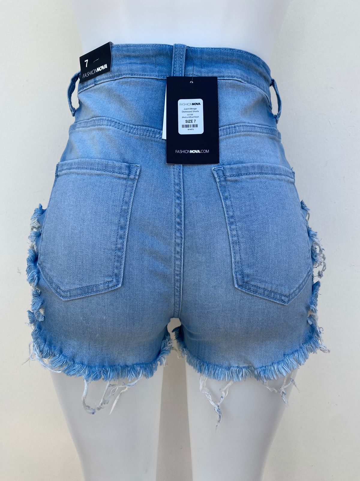 Short Fashion Nova original azul claro con rasgados.