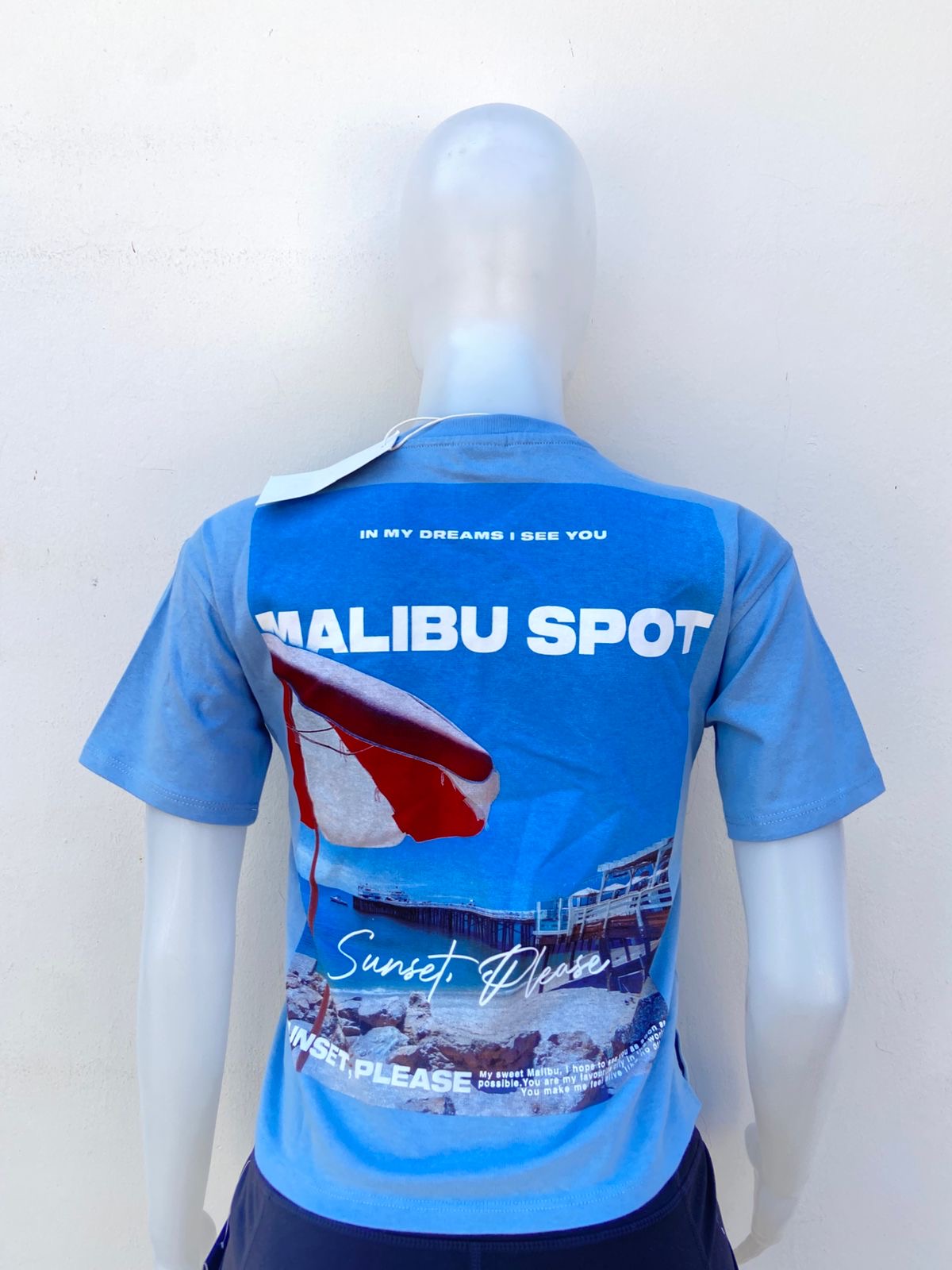 T-shirt ZARA Original en color azul con letra roja al frente MALIBU SPOT sunset, Please beach fun, all day long.