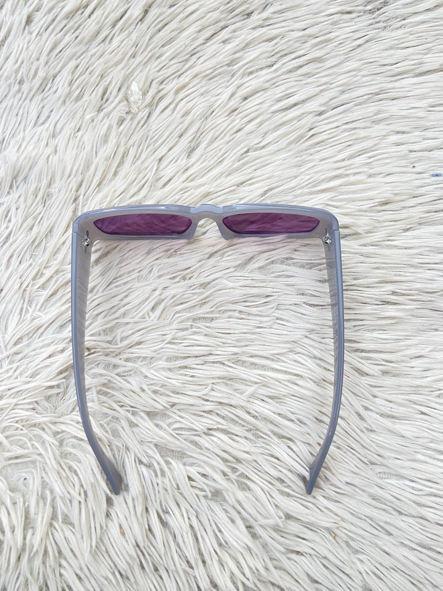 Lentes, gris con micas en morado oscuro.