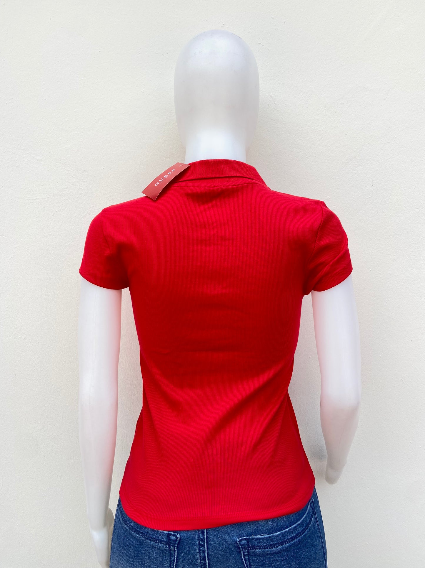 Polocher GUESS original, rojo con zipper en color plateado y letras GUESS en color negro.