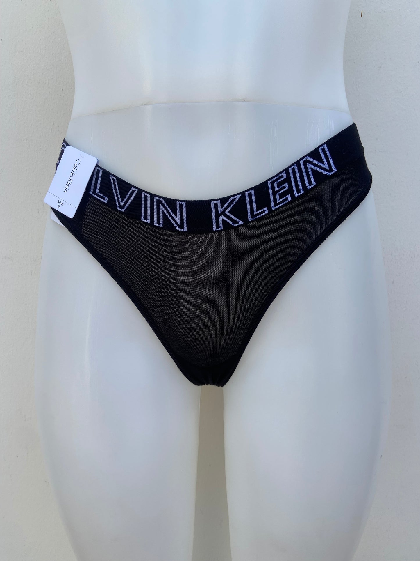 Panti CALVIN KLEIN original negro con letras CALVIN KLEIN en la pretina.