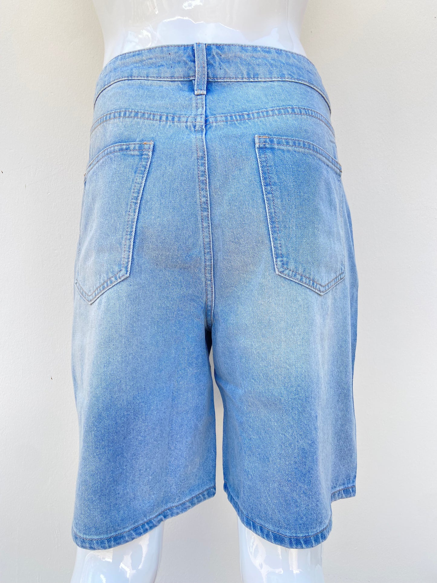 Bermuda jean azul claro con degradado blanco y brillos en color plateado.