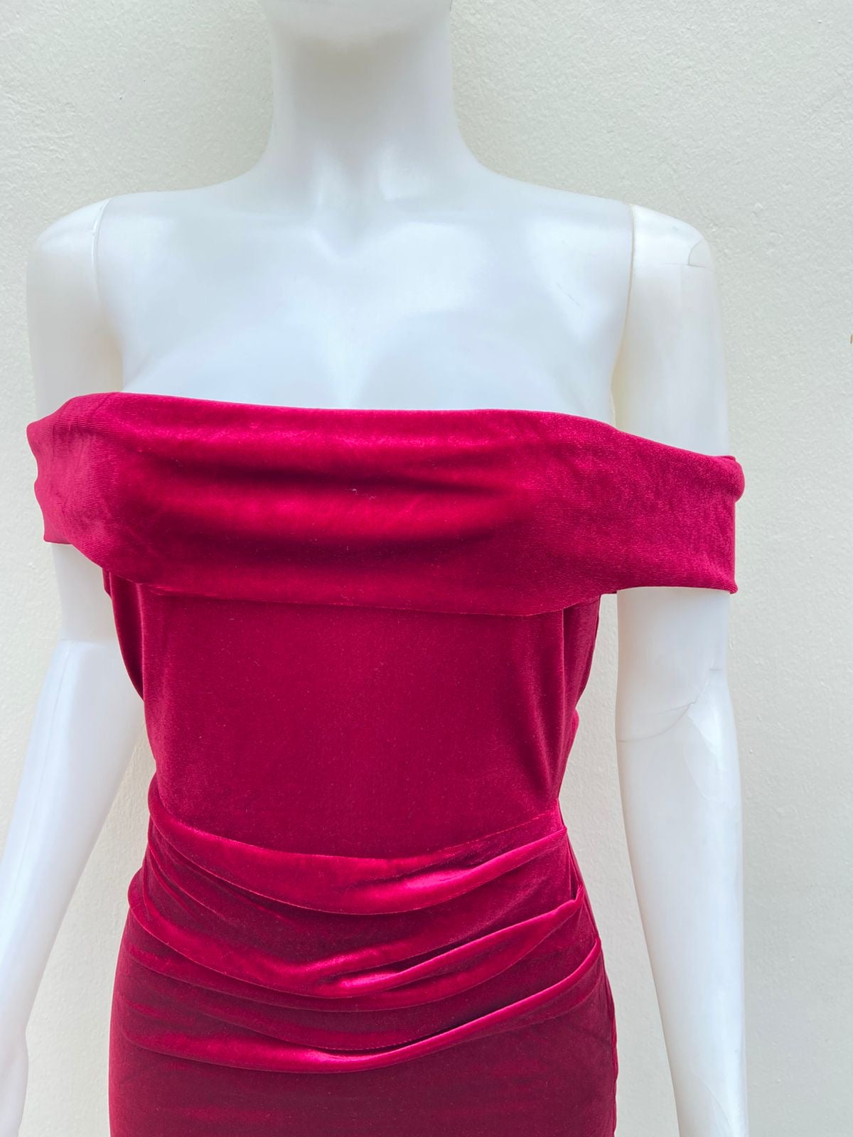 Vestido, rojo vino liso, strapless en terciopelo.
