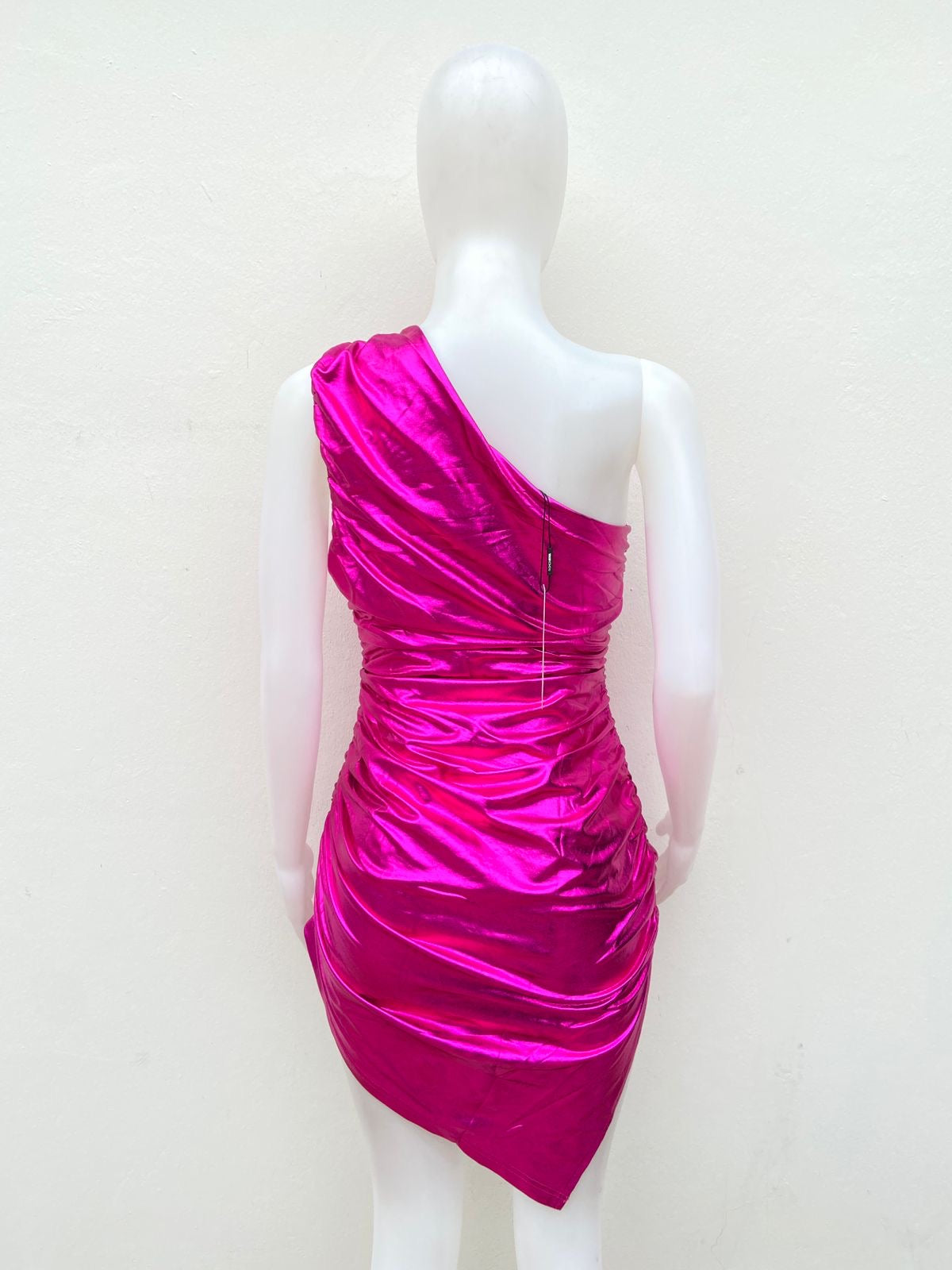 Vestido Fashion Nova original rosado metálico en leader con manga al lado.