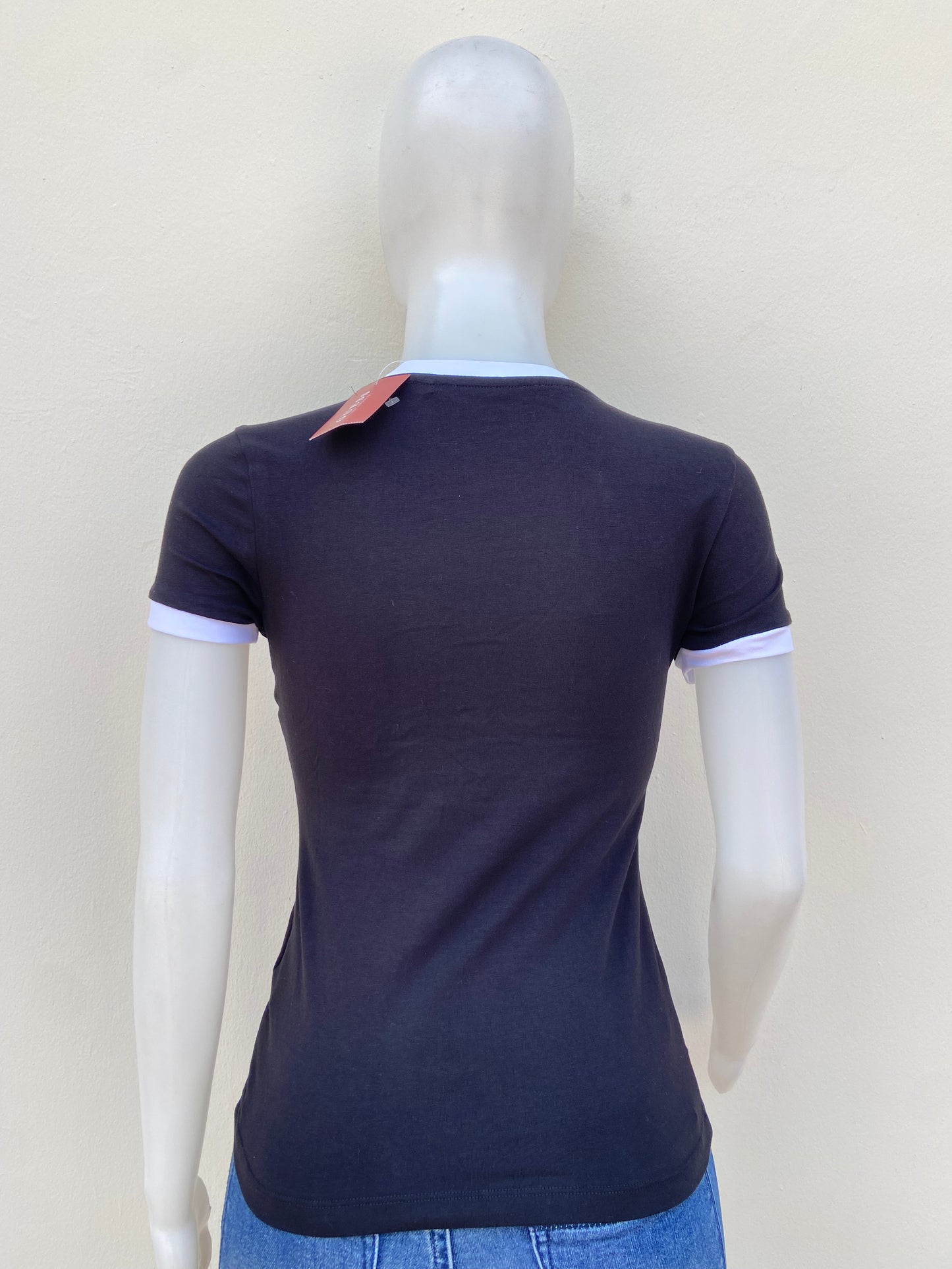 T-shirt GUESS original, negro con banda GUESS en frente y rayas blanca y roja.